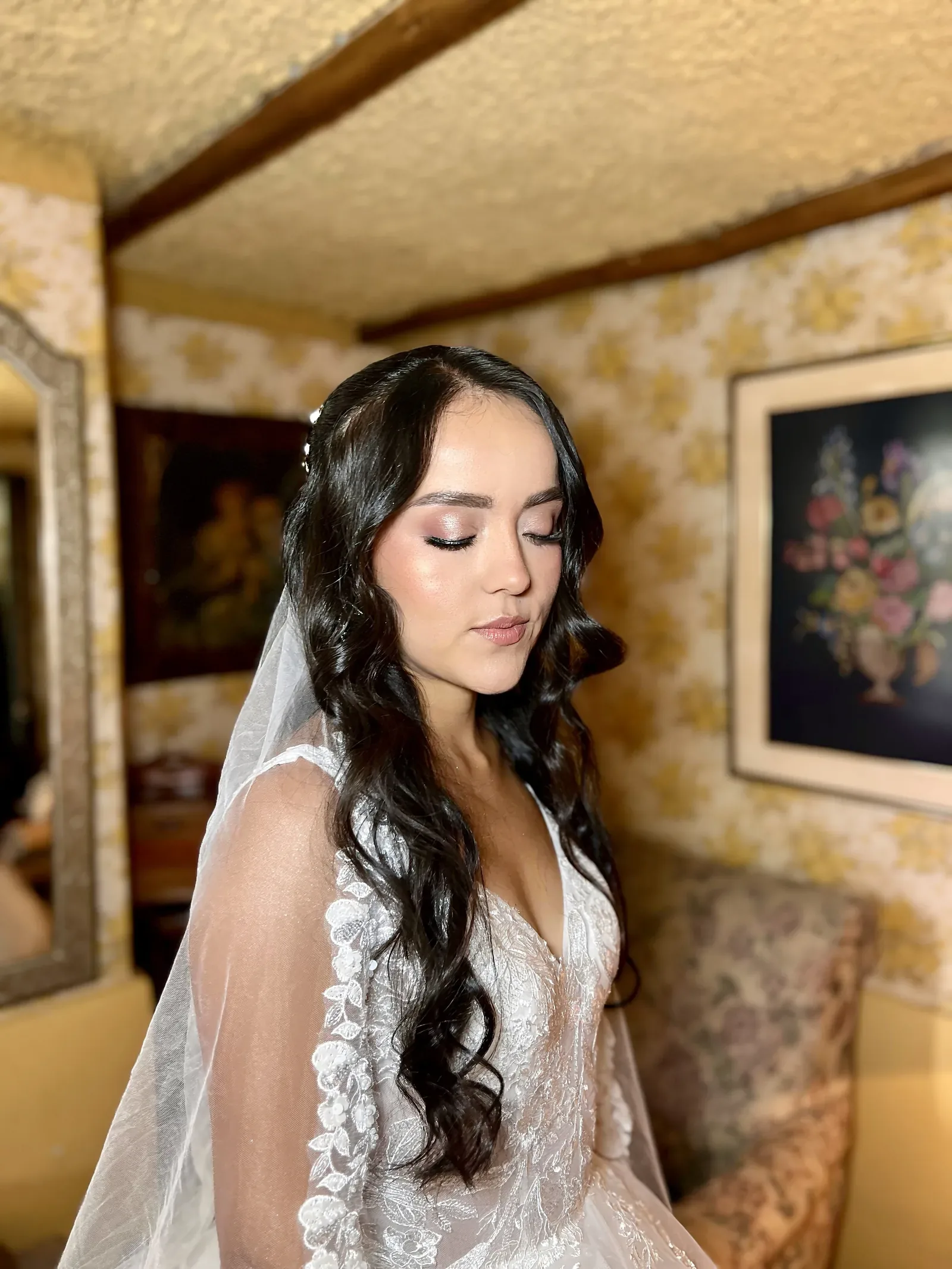 Natalie con los ojos cerrados luce maquillaje de novia con sombra rosada, pestañas definidas y labios nude